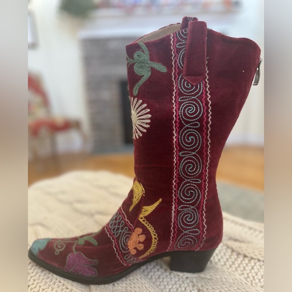 Gorgeous embroidered cowboy boots. - Picture 5 of 9